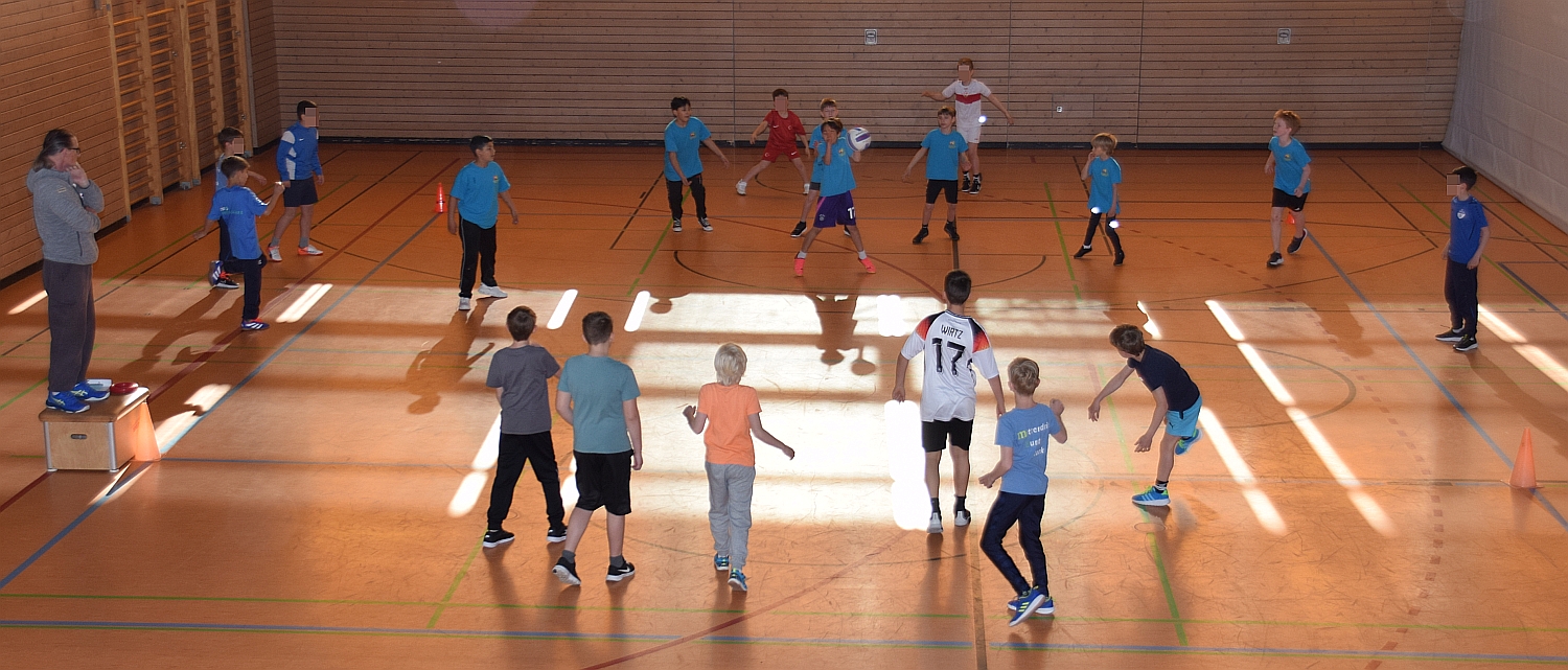 Foto mit zwei Völkerball spielenden Mannschaften von der Tribüne aus